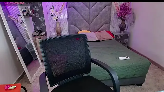 roouse – webcam model profile photo Image 14