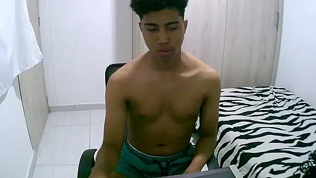 zui_lu – webcam model profile photo Image 4