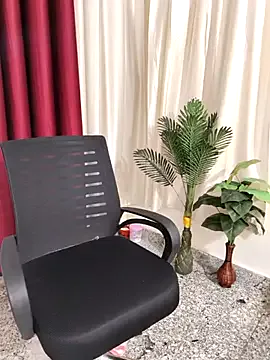 LT-333 – webcam model profile photo Image 17