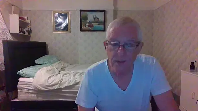 roouse – webcam model profile photo Image 10