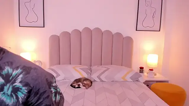 roouse – webcam model profile photo Image 5