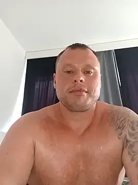 roouse – webcam model profile photo Image 3