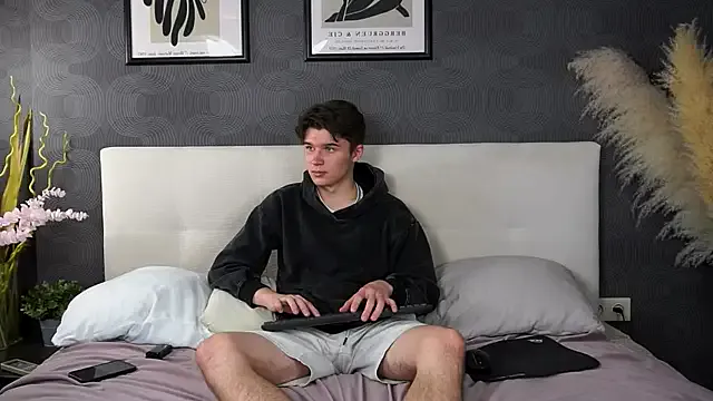 roouse – webcam model profile photo Image 8