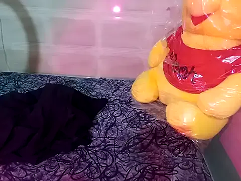 zui_lu – webcam model profile photo Image 3