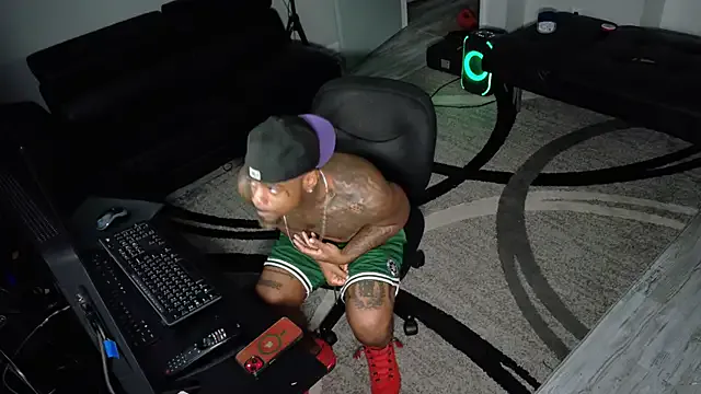  – webcam model profile photo Image 4