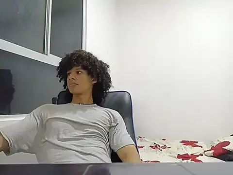 roouse – webcam model profile photo Image 2