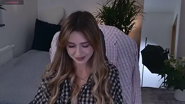 Megu_Melon – webcam model profile photo Image 3