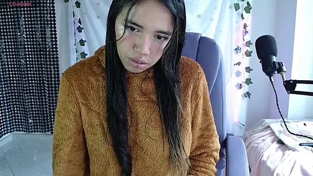 roouse – webcam model profile photo Image 2