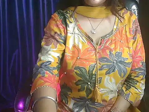JulieRoyal – webcam model profile photo Image 3