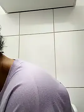 roouse – webcam model profile photo Image 4