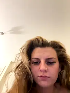 roouse – webcam model profile photo Image 3