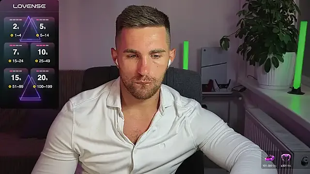 roouse – webcam model profile photo Image 15