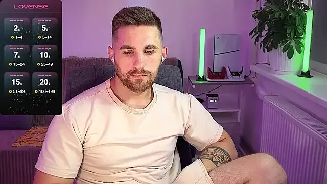 roouse – webcam model profile photo Image 2