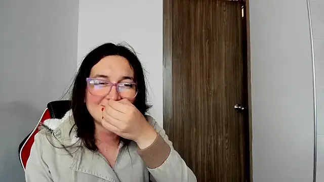 roouse – webcam model profile photo Image 11