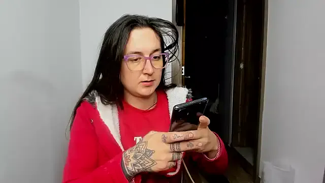 roouse – webcam model profile photo Image 4