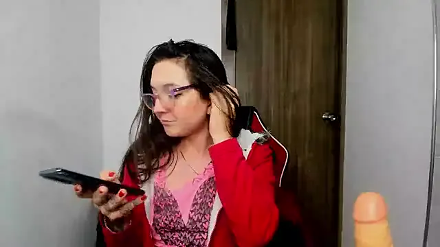 roouse – webcam model profile photo Image 6