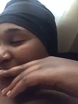 roouse – webcam model profile photo Image 4