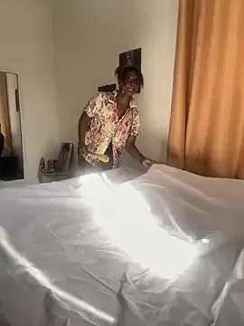 maataaan – webcam model profile photo Image 10