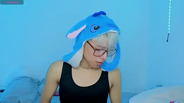 roouse – webcam model profile photo Image 4