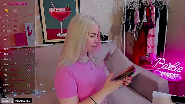 LauraRiccoo – webcam model profile photo Image 3