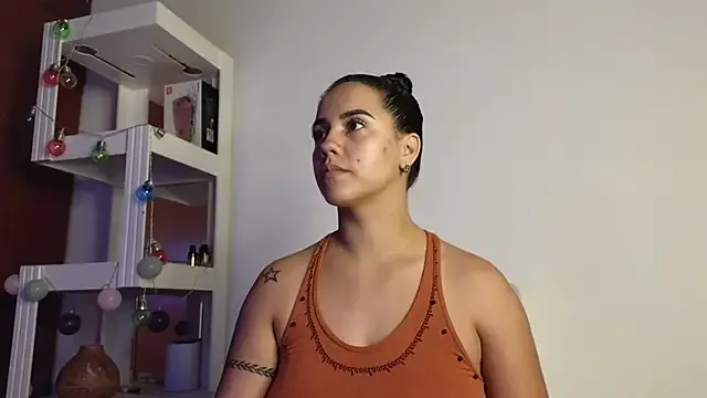 zui_lu – webcam model profile photo Image 3