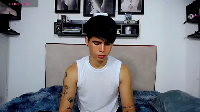 roouse – webcam model profile photo Image 2