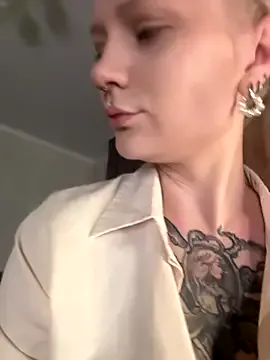 _Alicee_1 – webcam model profile photo Image 2