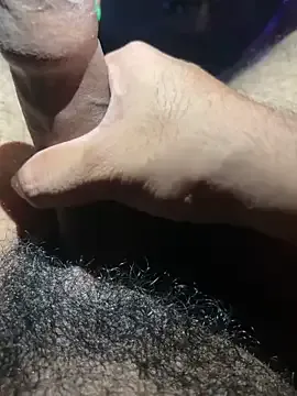 Mikev – webcam model profile photo Image 2