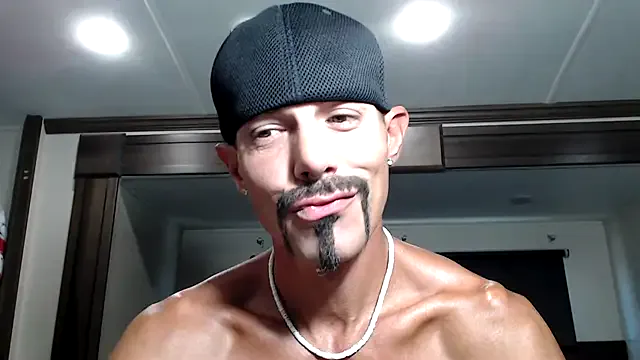  – webcam model profile photo Image 9