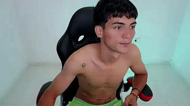roouse – webcam model profile photo Image 15