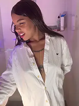 roouse – webcam model profile photo Image 4