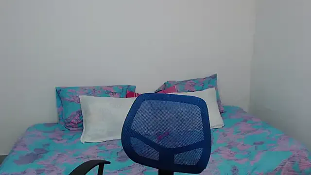 roouse – webcam model profile photo Image 8