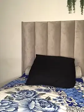 roouse – webcam model profile photo Image 15