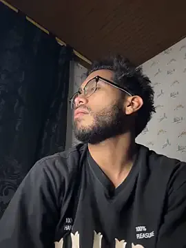 LT-333 – webcam model profile photo Image 3