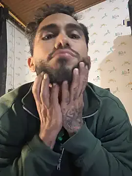 LT-333 – webcam model profile photo Image 4