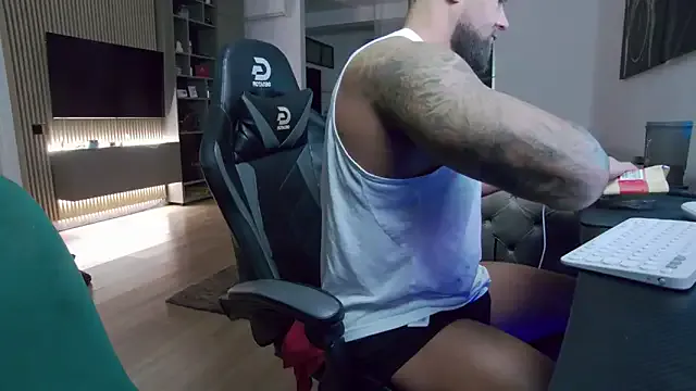 roouse – webcam model profile photo Image 18