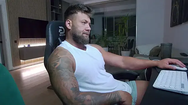 roouse – webcam model profile photo Image 4