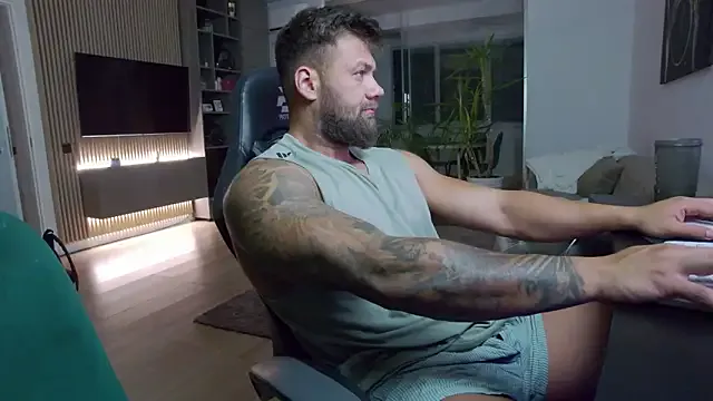 roouse – webcam model profile photo Image 5