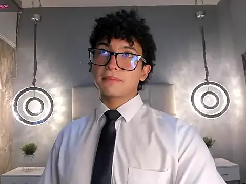 Mikev – webcam model profile photo Image 2