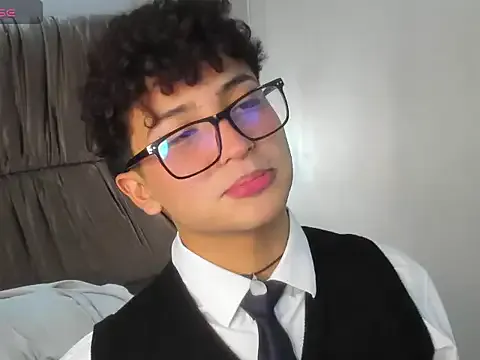 Mikev – webcam model profile photo Image 4