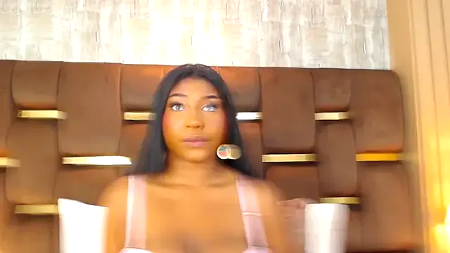 zui_lu – webcam model profile photo Image 17