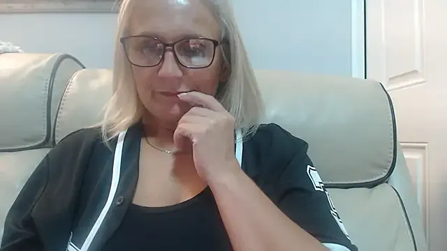 – webcam model profile photo Image 12