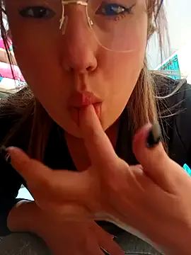 roouse – webcam model profile photo Image 16