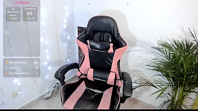 Nina-Holly – webcam model profile photo Image 1