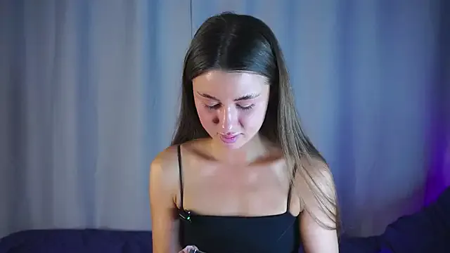 EllaDeLuna – webcam model profile photo Image 9