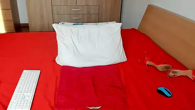 roouse – webcam model profile photo Image 9