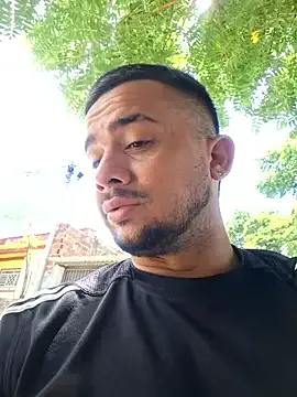 zui_lu – webcam model profile photo Image 6