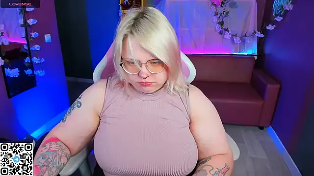  – webcam model profile photo Image 11