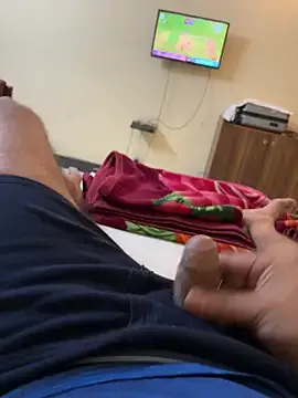 roouse – webcam model profile photo Image 2