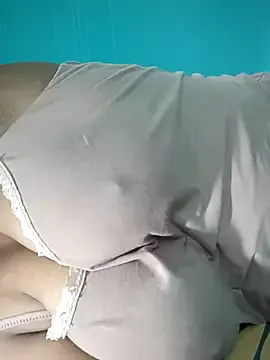 roouse – webcam model profile photo Image 14